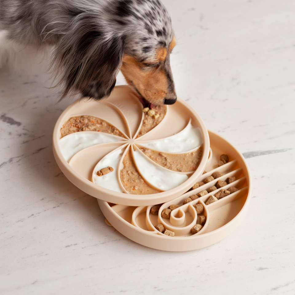 wheelies lick mat & lid | oatmeal