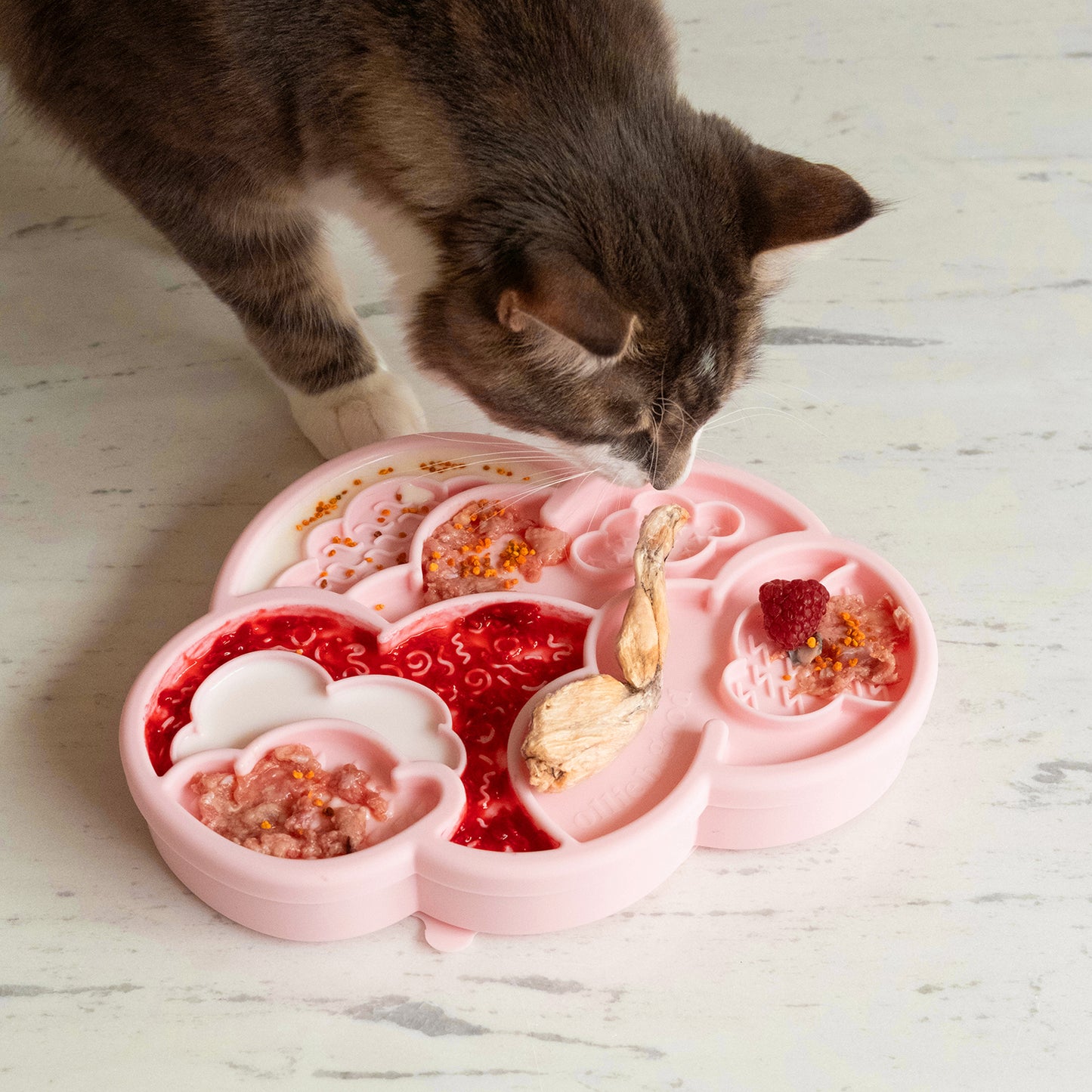 cloud nine lick mat & lid | strawberry